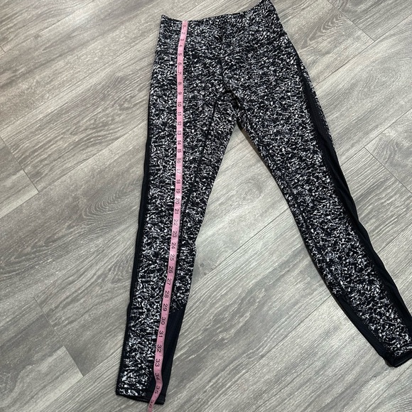 Lululemon Deep Breath Tight
Iced Wave White Black
Material: Full-On® Luon - Picture 7 of 9
